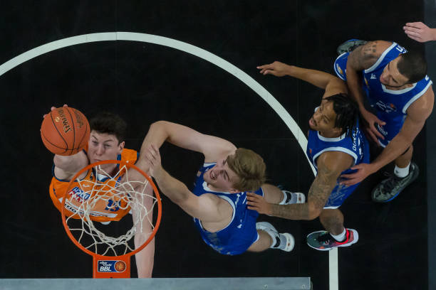 防守动作往 防守动作往